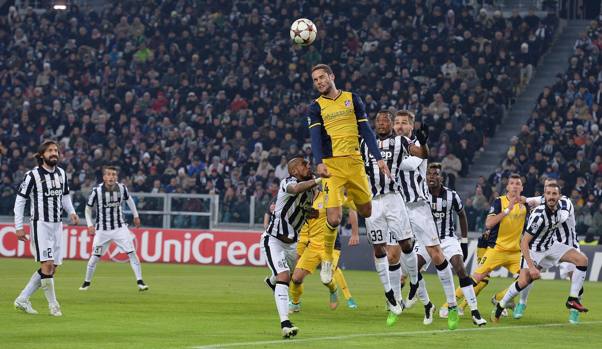 Uno dei tanti cross in area Atletico: Mario Suarez anticipa tutti. Ansa